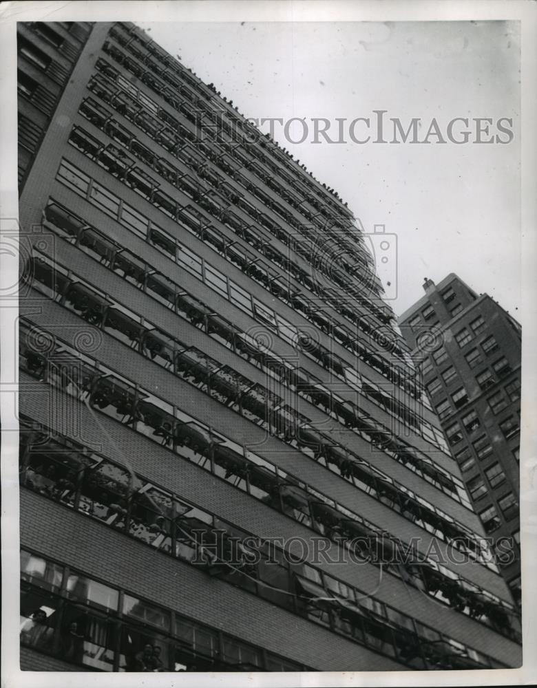 1951 Press Photo New York Crowds watch gen MacArthur in parade in NYC - Historic Images