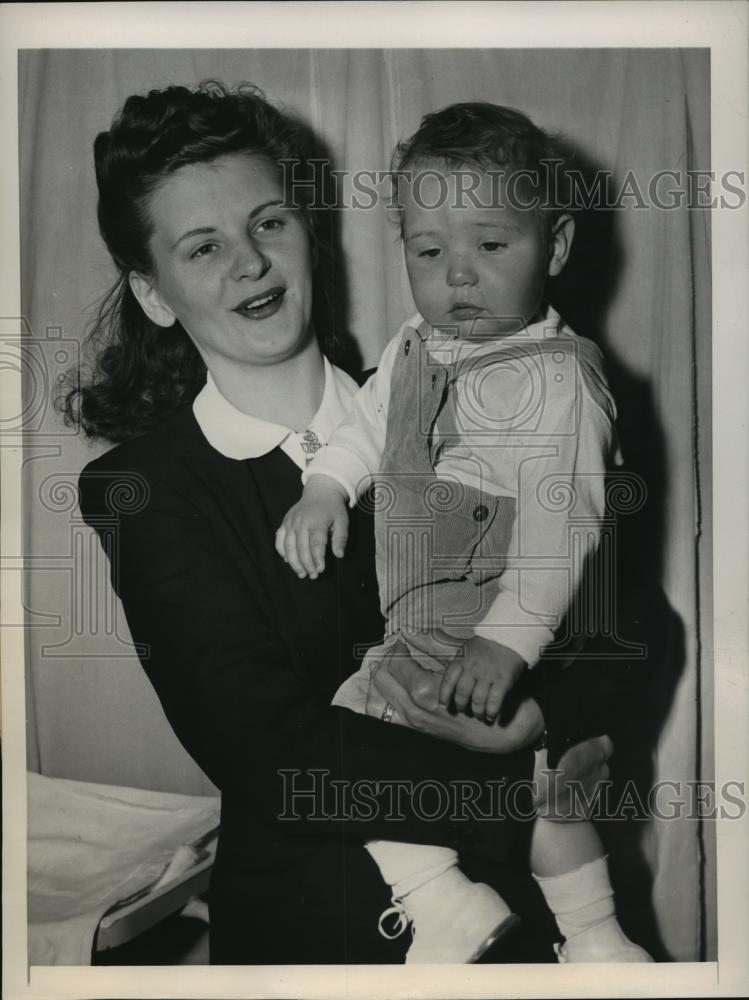 1948 Press Photo New York Mrs Anne Bazarewski holds son Christopher NYC - Historic Images