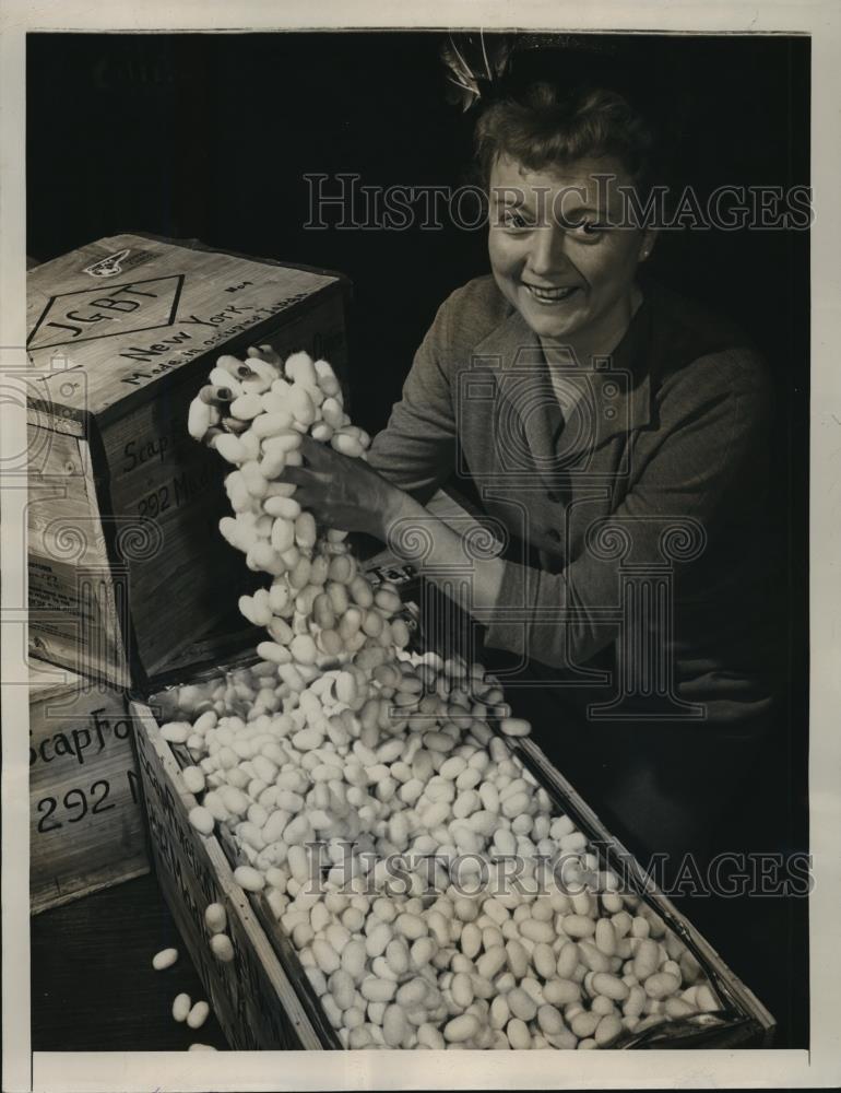 1948 Press Photo new York Elsie Mardshall & silk cocoons  displayed in NYC - Historic Images