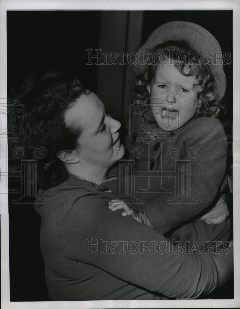 1950 Press Photo NEW YORK DON&#39;T CRY IT&#39;S MOMMY NYC - neny19944 - Historic Images