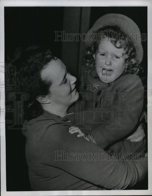 1950 Press Photo NEW YORK DON'T CRY IT'S MOMMY NYC - neny19944 - Historic Images