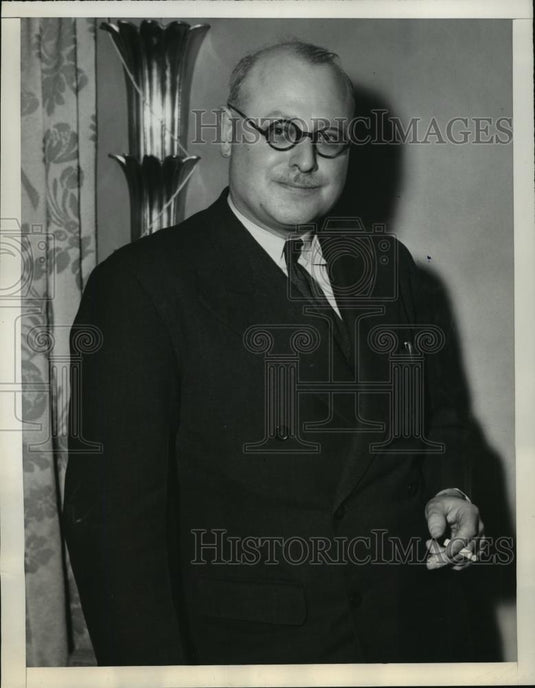 1947 Press Photo NEW YORK EDITOR ARRIVES ON S.S. AMERICA NYC - neny19948 - Historic Images