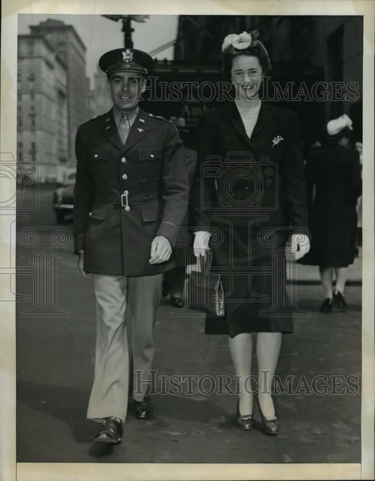 1943 Press Photo New York Lt George Hopper Fitor at St Bartholomew's NYC - Historic Images