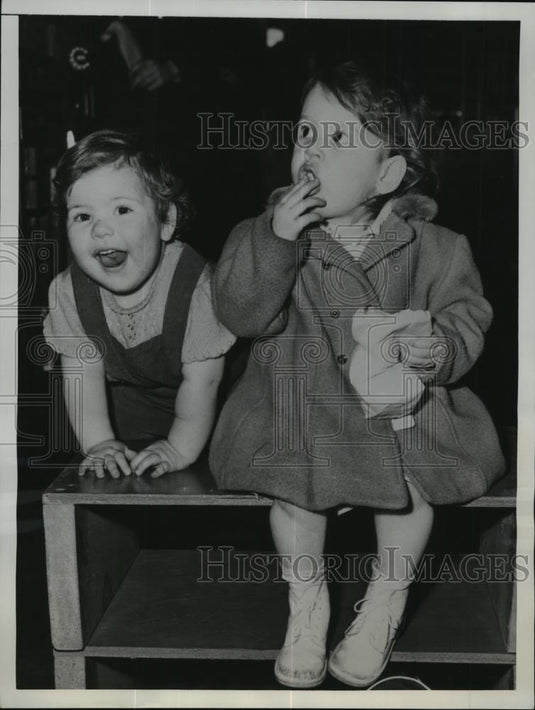 1949 Press Photo New York Ann Neuwirth, Peggy Burge at LaGuardia Airport NYC - Historic Images