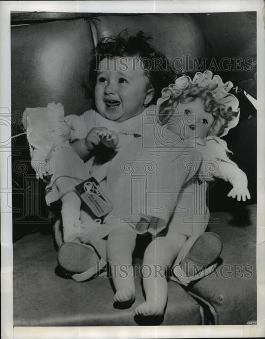 1949 Press Photo New York Kathleen Mackey awaits for flight in the Azores, NYC. - Historic Images