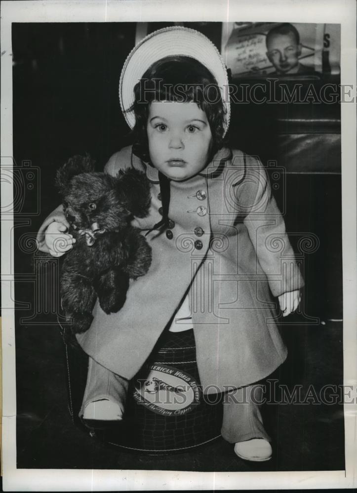 1950 Press Photo New York Donna Marie Lapolla waiting at New York Intl. Airport - Historic Images