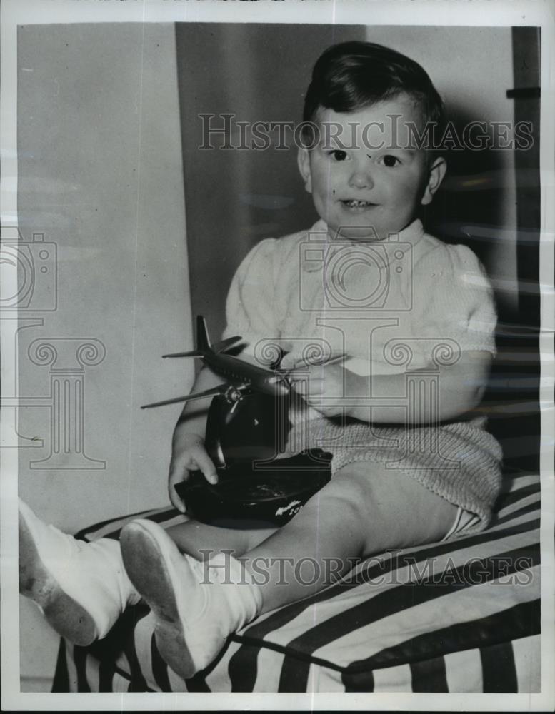 1950 Press Photo New York Michael Mahy completed eight Transatlantic flight NYC. - Historic Images