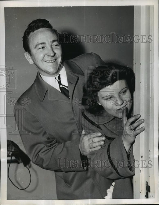 1950 Press Photo New York Mr & Mrs James Carroll peek around St.Claire Hosp.door - Historic Images