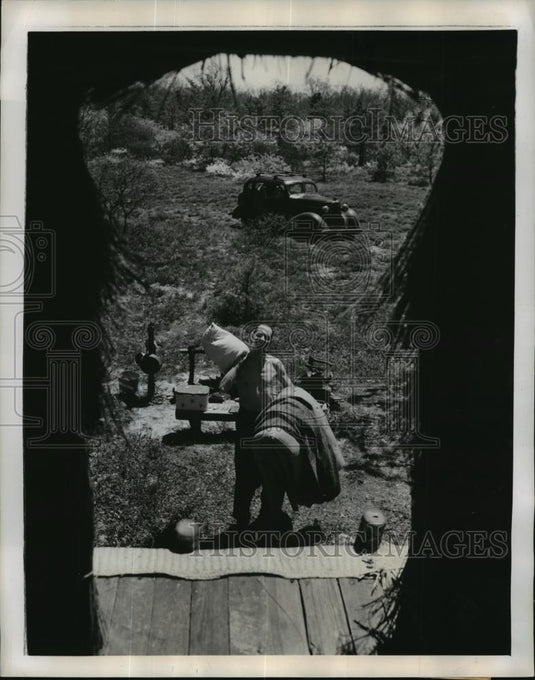1947 Press Photo New York Grass hut occupied by Lincoln family NYC  - neny20960 - Historic Images