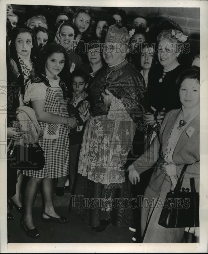 1947 Press Photo New York Francis Cardinal Spellman of NY with teachers in NYC - Historic Images