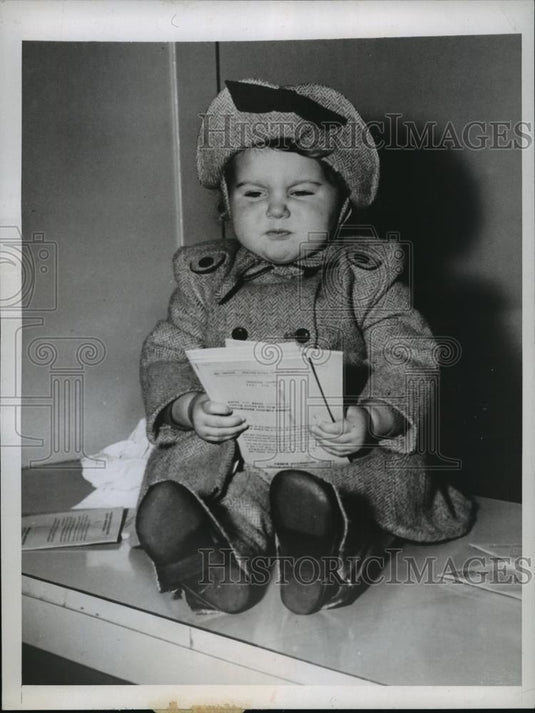 1947 Press Photo New York Baby Dianne Secker-Carver Arrives LaGuardia Field NYC - Historic Images