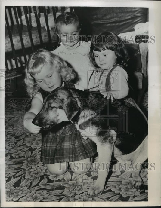 1949 Press Photo New York Arndt Family Awakened by Dog in Fire NYC - neny21266 - Historic Images