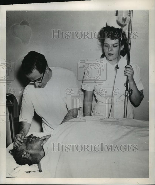 1947 Press Photo New York Max Gordon Injured in LaGuardia Field Plane Crash NYC - Historic Images