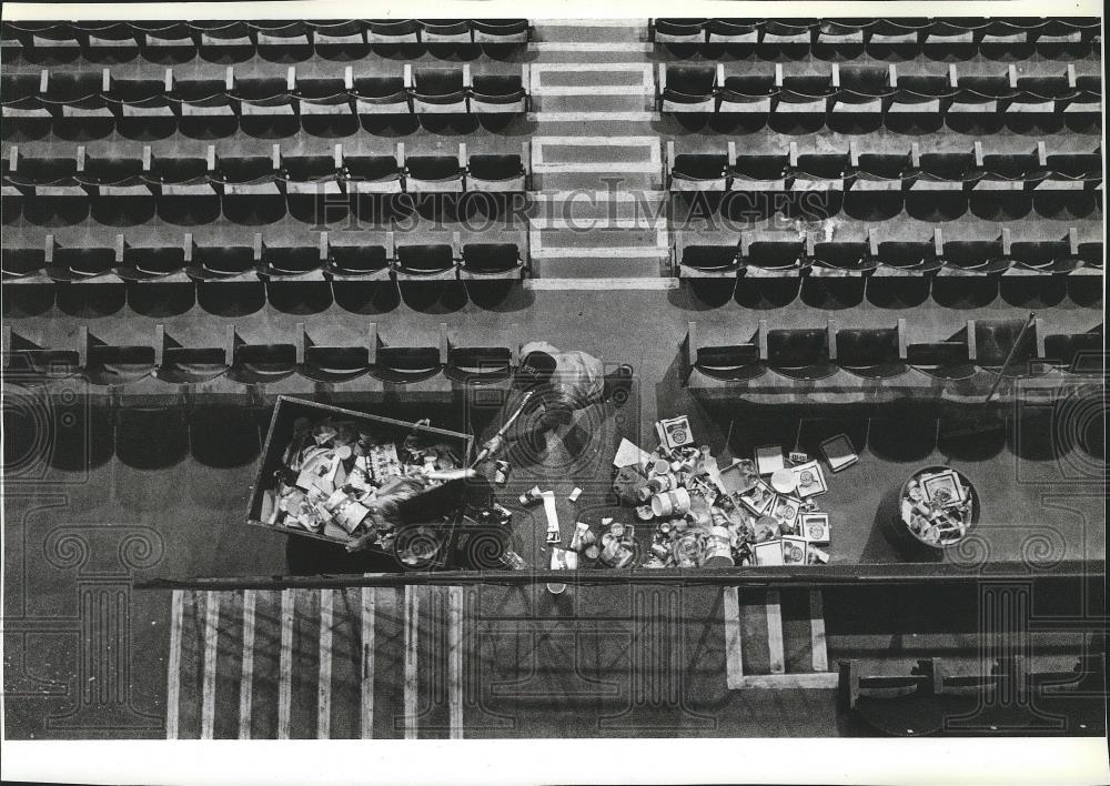 1994 Press Photo Eric Lampkin does cleanup at the Coliseum in Spokane - sps06049 - Historic Images