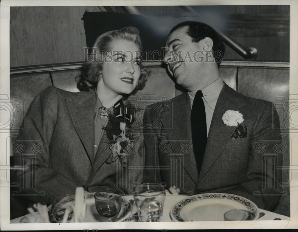 1940 Press Photo New York Jan Savitt with his bride, Barbara Stillwell NYC - Historic Images