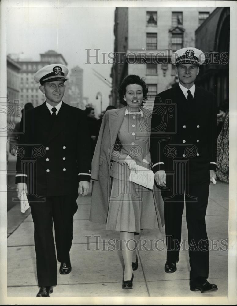 1943 Press Photo New York Patricia Whitehead Escorted by Navy Ensigns NYC - Historic Images