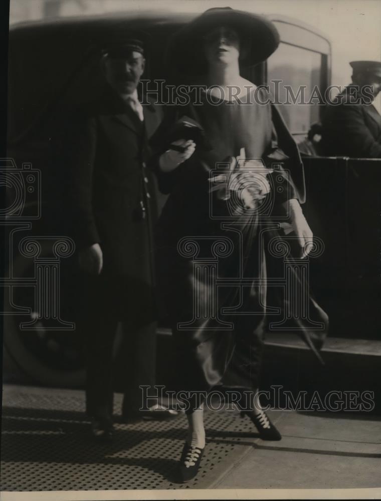 1922 Press Photo New York Mrs. Corneluys Tangeman on Park Ave NYC - neny20680 - Historic Images