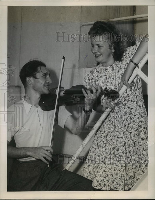 1947 Press Photo New York Andrew Pollinger Plays Violin for Anna Straub NYC - Historic Images