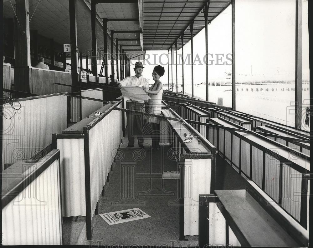 1969 Press Photo Donna Countryman &amp; Noel Chilcutt discuss Playfair&#39;s box seat - Historic Images