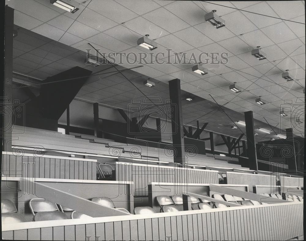 1964 Press Photo New ceilings installed at Playfair Race Course grandstand - Historic Images