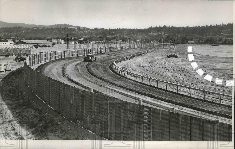 1946 Press Photo Looking down the backstretch of work being done on track - Historic Images