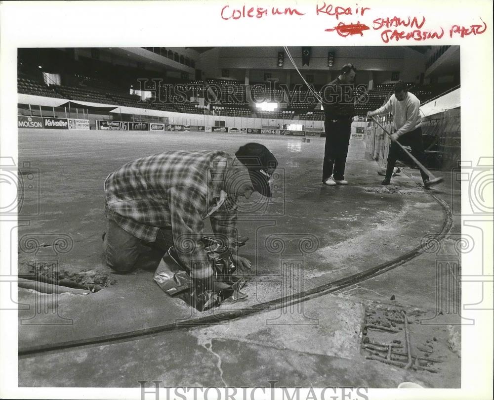 1992 Press Photo Repairmen work on Spokane&#39;s Coliseum floor - sps06052 - Historic Images