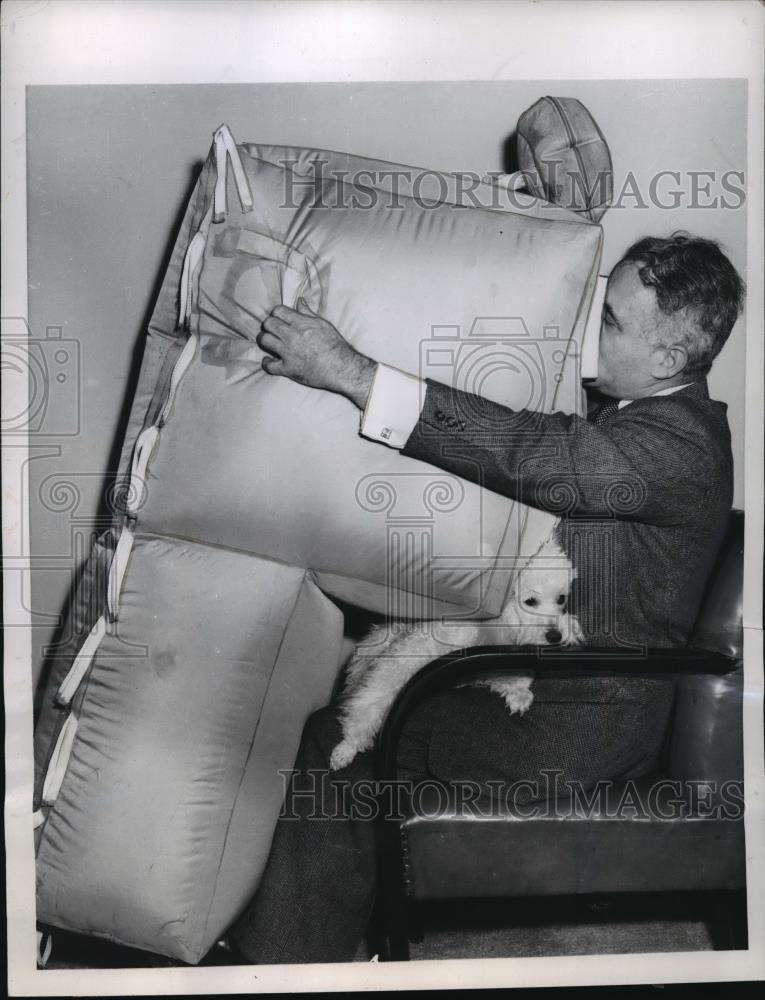 1957 Press Photo New York Assen Jordanoff Aviation Pneumatic Safety Cushion NYC - Historic Images