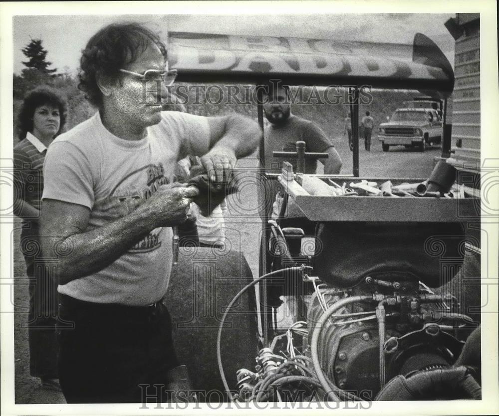 1982 Press Photo Auto racing champ, Don Garlits, cleaning car tools - sps06096 - Historic Images