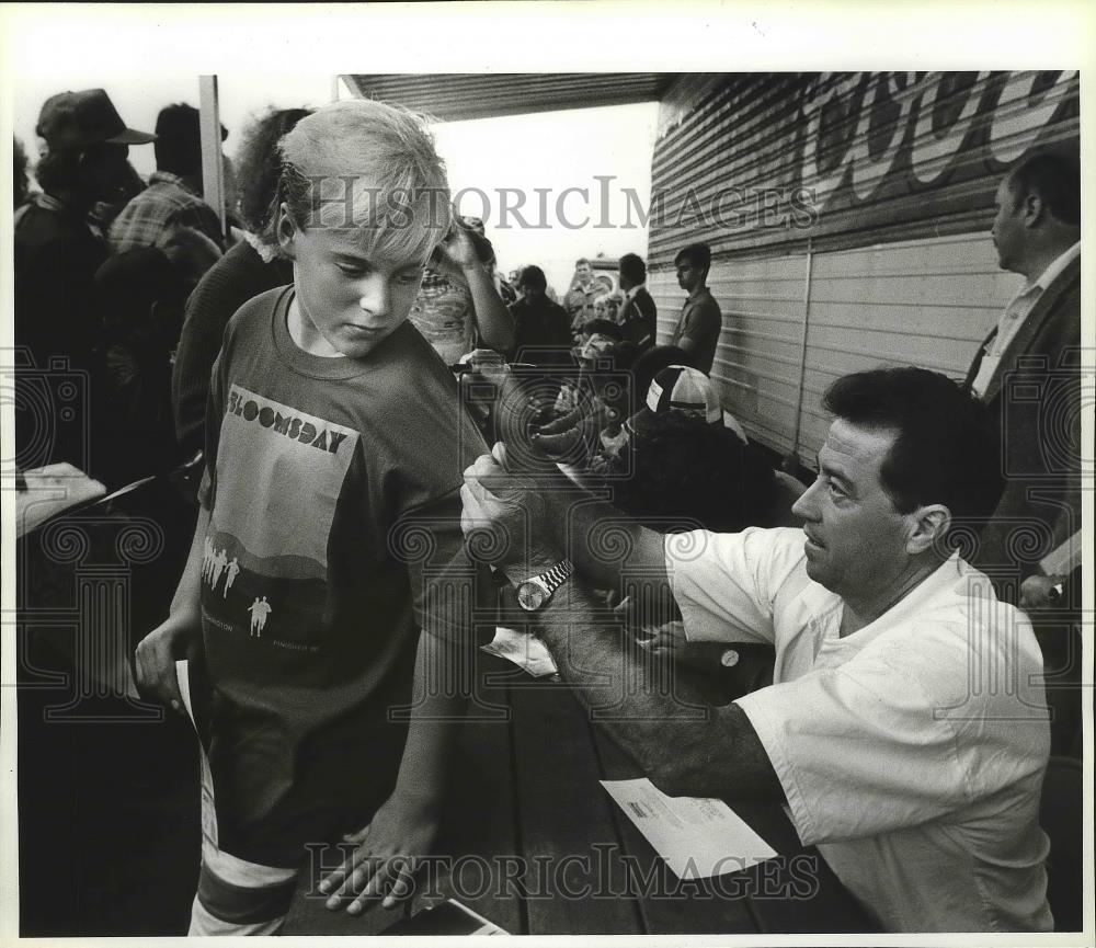 1988 Press Photo Veteran race car driver, Harry Gant, signs autograph for fan - Historic Images