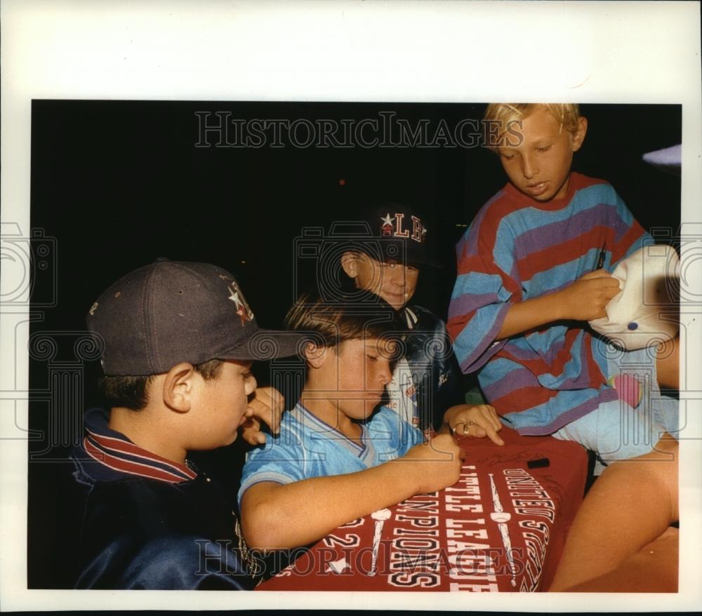 1992 Press Photo Long Beach Little League players sign a championship T-shirt - Historic Images