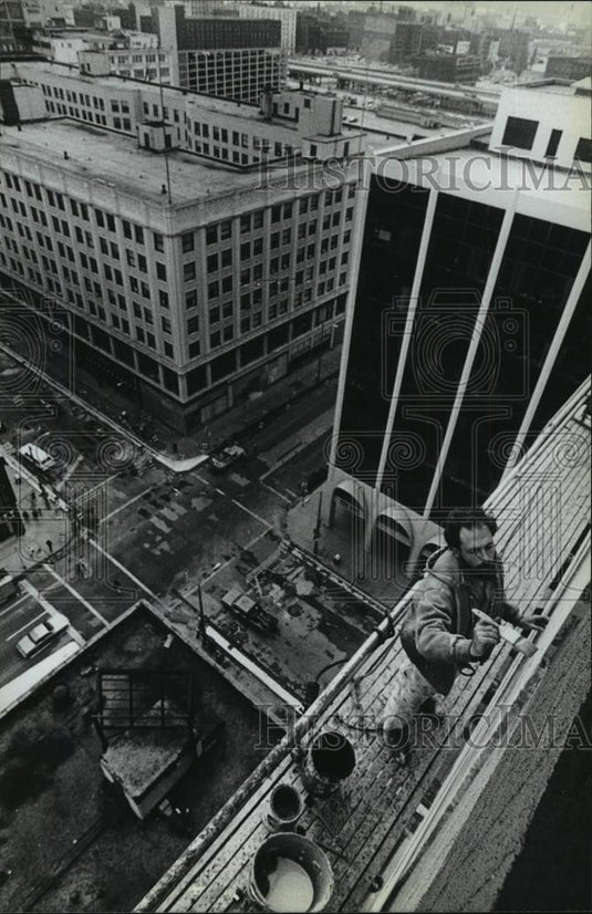 1994 Press Photo Tom Edwards as he paints the Mural on the Centre Building - Historic Images