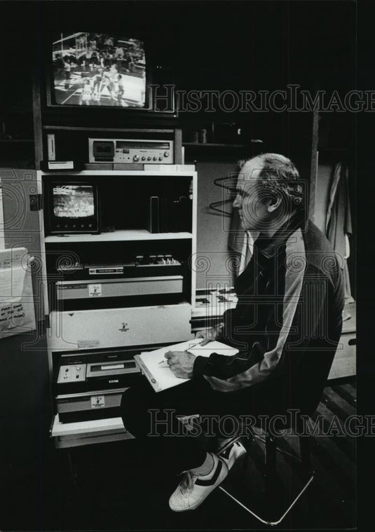 1984 Press Photo Garry St. Jean, an assistant coach of Milwaukee Bucks - Historic Images