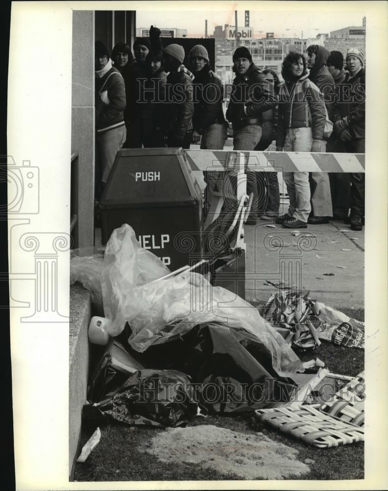 1980 Press Photo Milwaukee Buck Fans Waiting for Tickets but Leaves Behind Debri - Historic Images