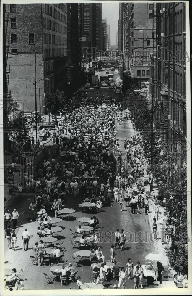 1988 Press Photo Over 20,000 at Printers Row Book Fair in Illinois, Chicago. - Historic Images