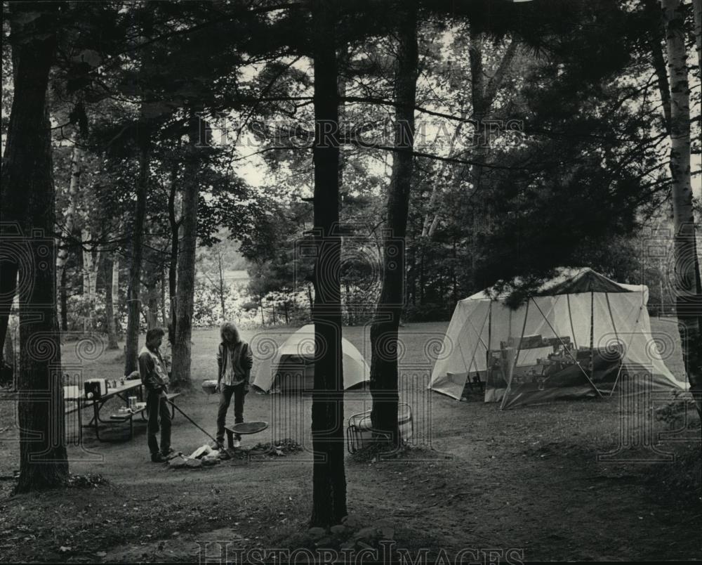 1987 Press Photo Campers at Plum Lake Campground, Northern Highland State Forest - Historic Images