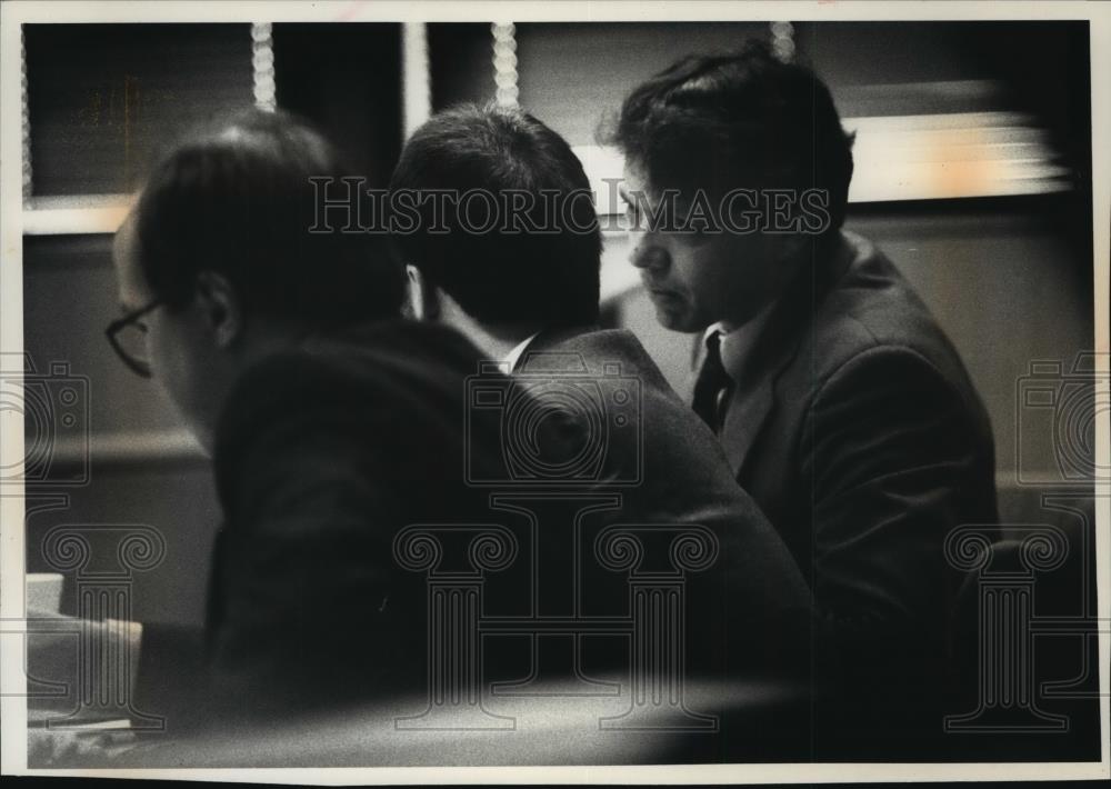1991 Press Photo Robert L. Deters and Paul Czisny consult Peter J. Chapman - Historic Images