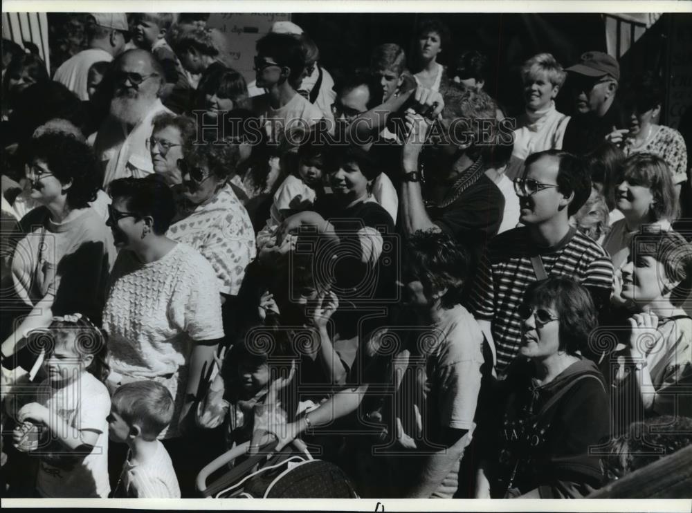 1994 Press Photo Spectators at Cedarburg, Wisconsin Fair - mja64811 - Historic Images
