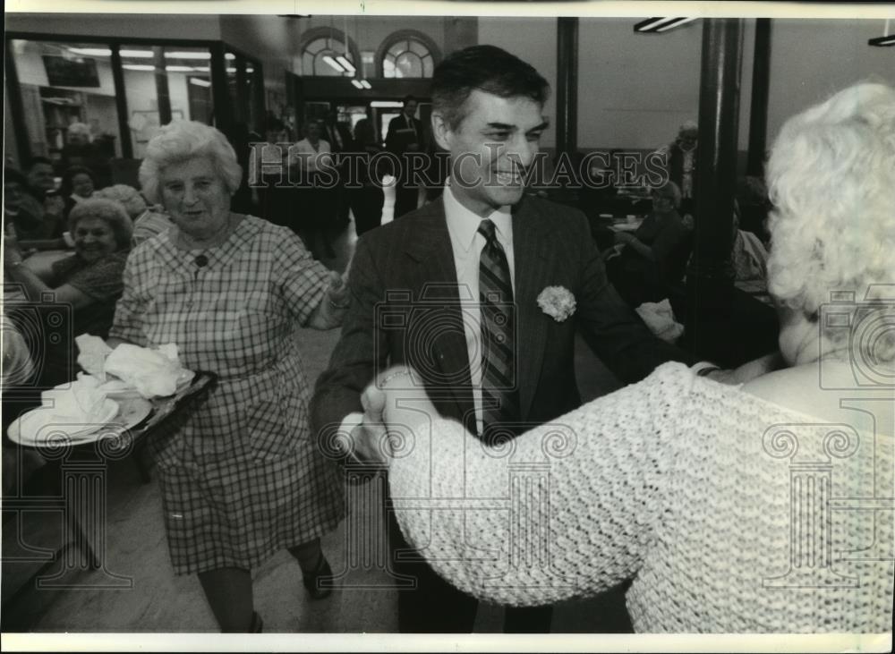 1988 Press Photo Pittsburgh Mayor Richard S Caliguiri has a rare disease - Historic Images