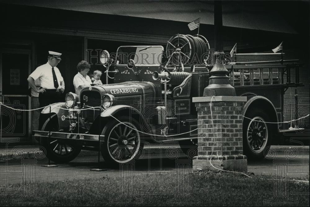 1991 Press Photo Chief of Cedarburg Fire Department, Richard Horneck-1924 truck - Historic Images