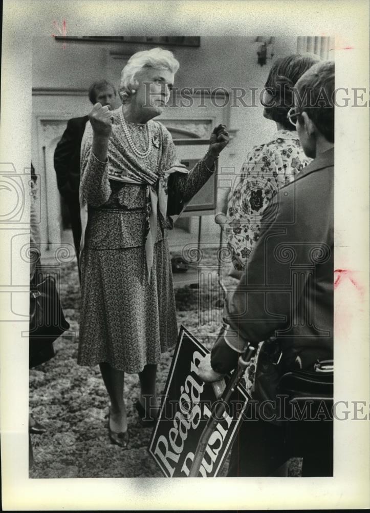 1980 Press Photo Barbara Bush Spoke to Students at Mount Mary College - Historic Images