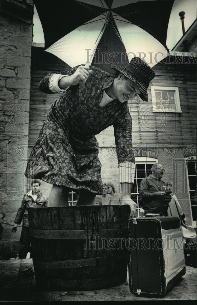 1988 Press Photo Craig Monberg Wears Dress and Floppy Hat as he Crushes Grapes - Historic Images