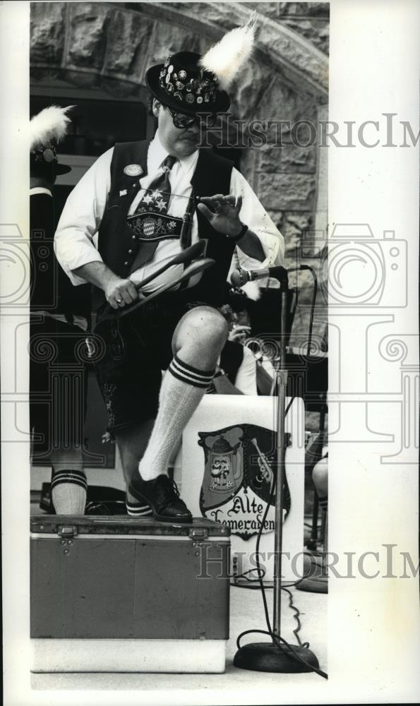 1992 Press Photo Dale Bank of the Alte Kameraden Band, Plays the Spoons - Historic Images