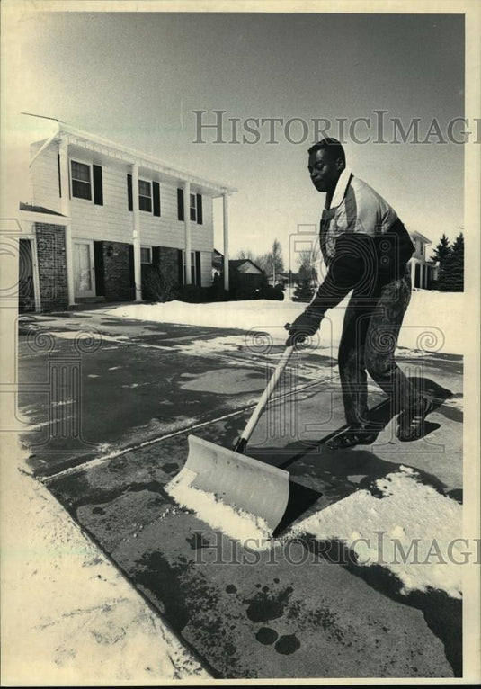 1988 Press Photo Joe Menyah Clearing Snow off His Driveway in Brown Deer - Historic Images