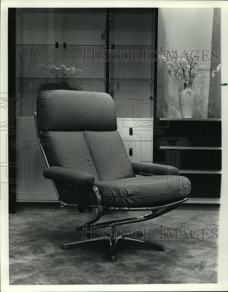 1982 Press Photo Furniture: This chair of steel introduced by Sonett &amp; Mitab - Historic Images