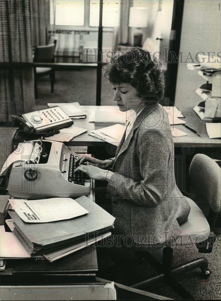 1981 Press Photo Secretary to Managing Editor Paula LeJourneau - mja67053 - Historic Images