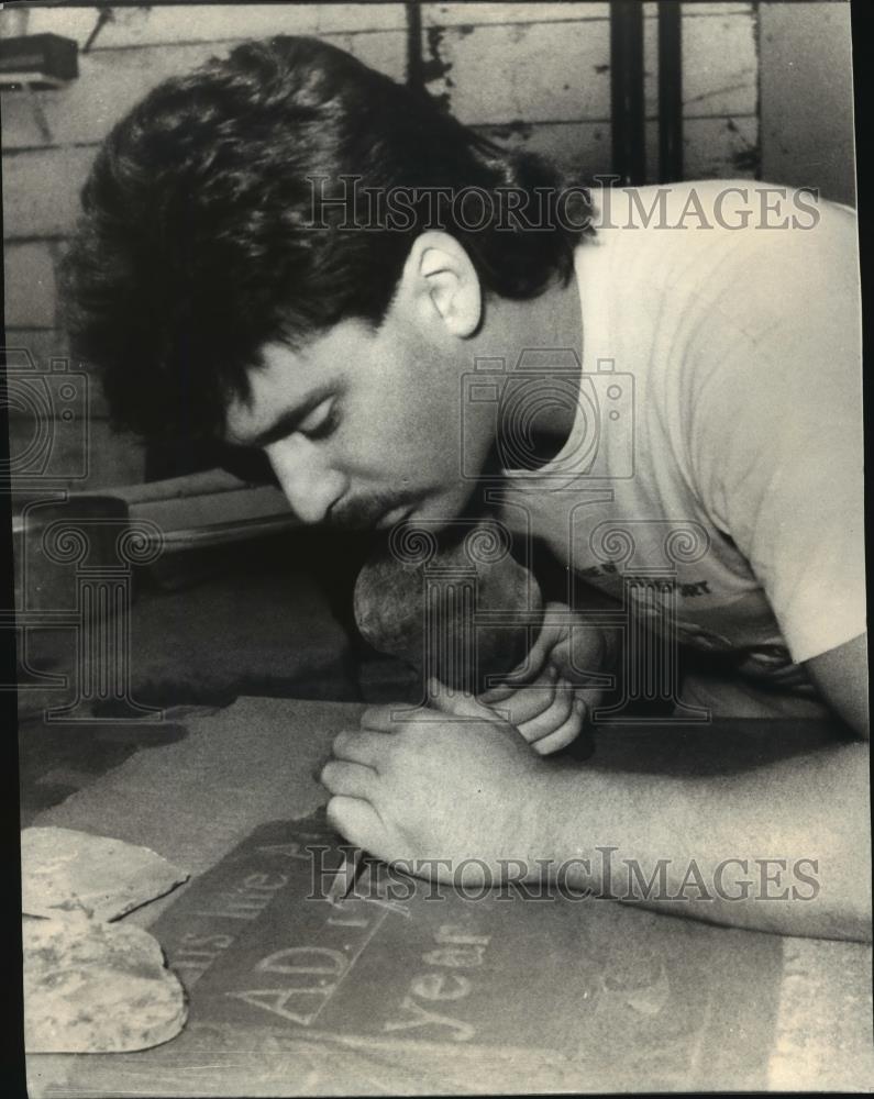 1988 Press Photo John Zito III Recarving an Inscription in Restored Stone - Historic Images
