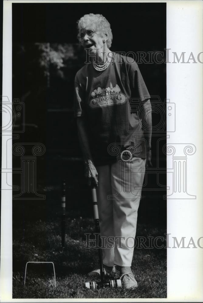 1994 Press Photo Bernice Grund Plays Croquet, Cedar Creek Park Senior Picnic - Historic Images