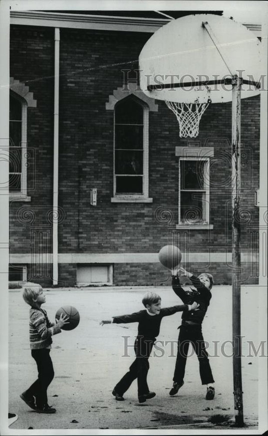 1976 Press Photo Students At Racine's Trinity Evangelical Lutheran Church - Historic Images