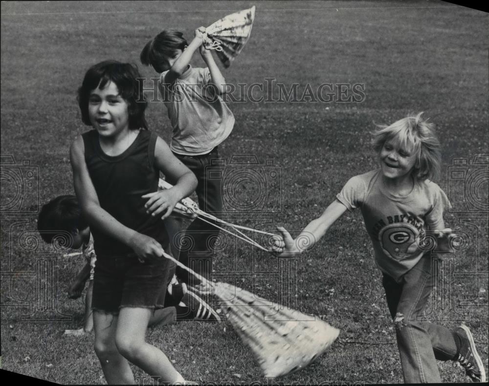 1976 Press Photo Children Play at Greenfield Park Pool, West Allis, Wisconsin - Historic Images