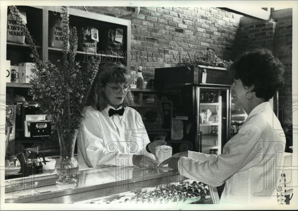 1993 Press Photo Supervisor at Coffee Trader Meredith Jensen Serves Dr. Vice - Historic Images